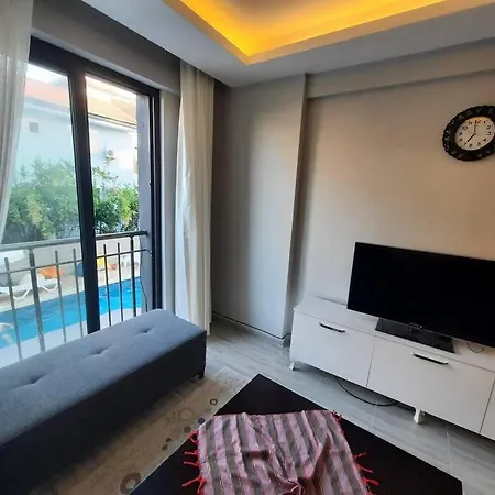 Havuzlu Sitede Ozel Bahceli Tatil Evi Apartamento Side